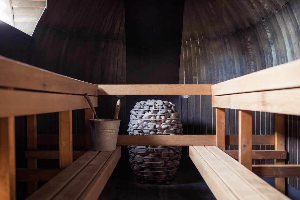 Sauna en bois intégré dans un environnement naturel.