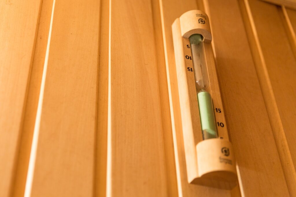 Sauna Securise: Personne se détendant dans un sauna en bois moderne.